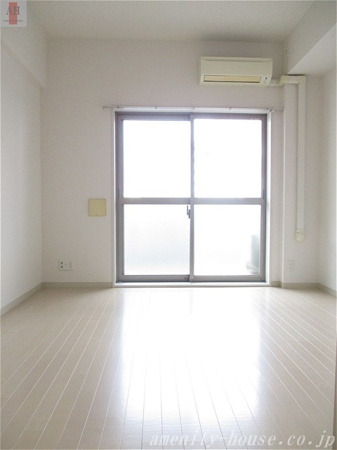 居室・リビング　●お部屋は天井高くて快適ですよ♪