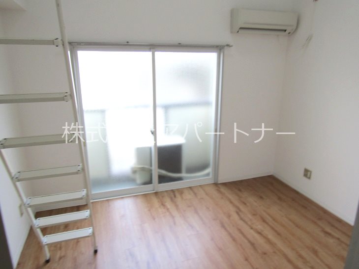 居室・リビング　床にフロアタイルを施工済です♪