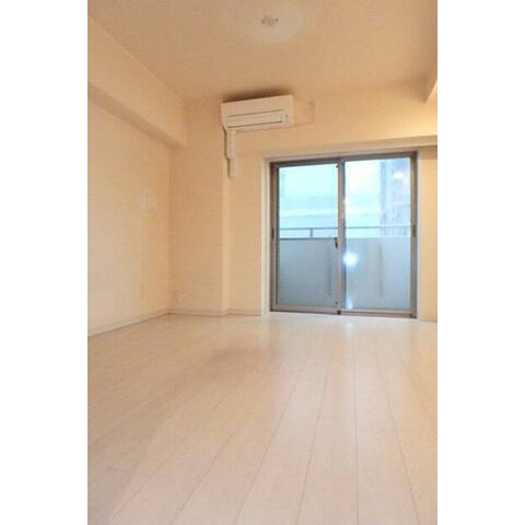 居室・リビング　白基調の洋室♪