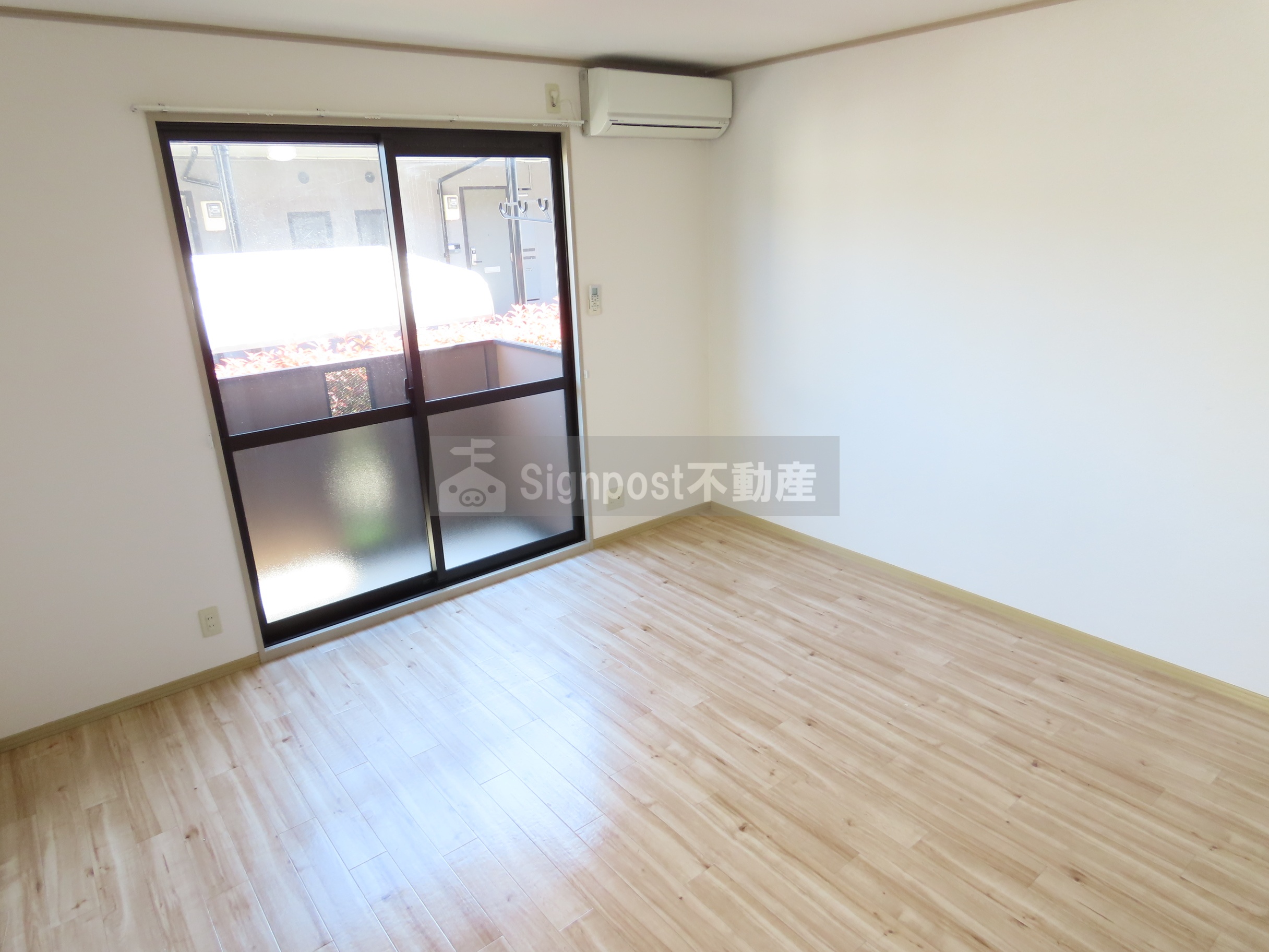 居室・リビング　8帖の洋室