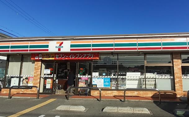 コンビニ　セブン-イレブン 西宮小松町２丁目店（コンビニ）まで651m