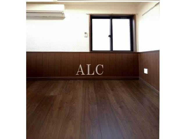 居室・リビング　落着いた色合いのフローリング