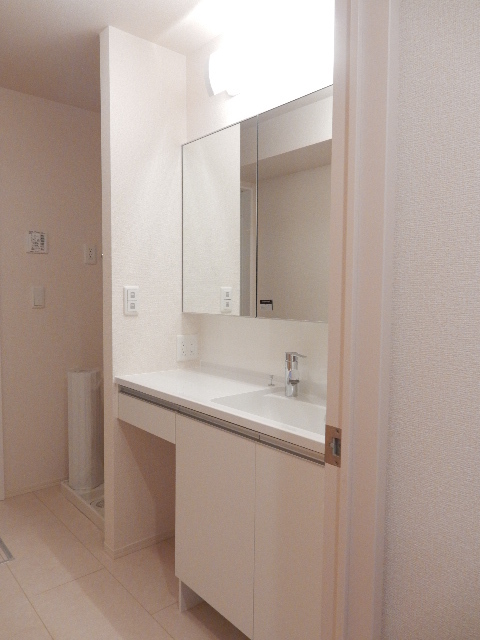 洗面設備　広めの独立洗面台です