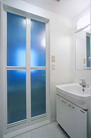 洗面設備　独立洗面台、朝の身支度には欠かせません