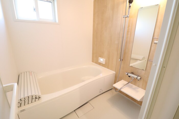 バス・シャワールーム　追炊機能、浴室に窓あります