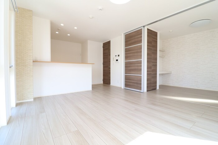 居室・リビング　LDK13.5帖、洋室4.25帖