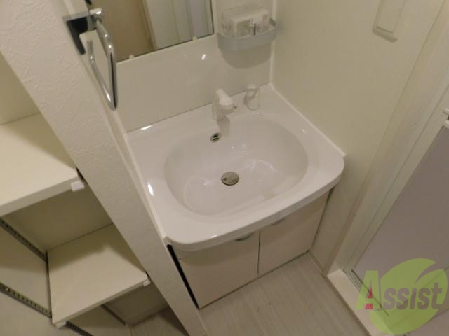 洗面設備　綺麗な洗面台です。