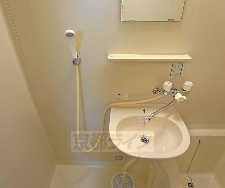 洗面設備　浴室内の洗面所です。