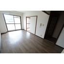 居室・リビング　床色が落ち着いた色合いで綺麗です