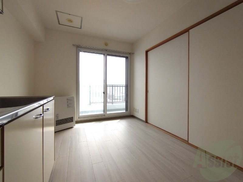 居室・リビング　日当たりが良くて心地よく過ごせそうなお部屋です。