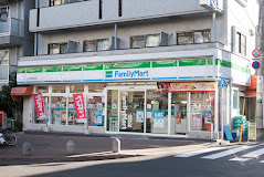 コンビニ　ファミリーマート 早稲田鶴巻町店（コンビニ）まで218m