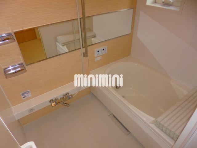 バス・シャワールーム　追い焚きと浴室乾燥機付きのお風呂です