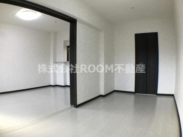 その他部屋・スペース　落ち着いた色調の寝室です