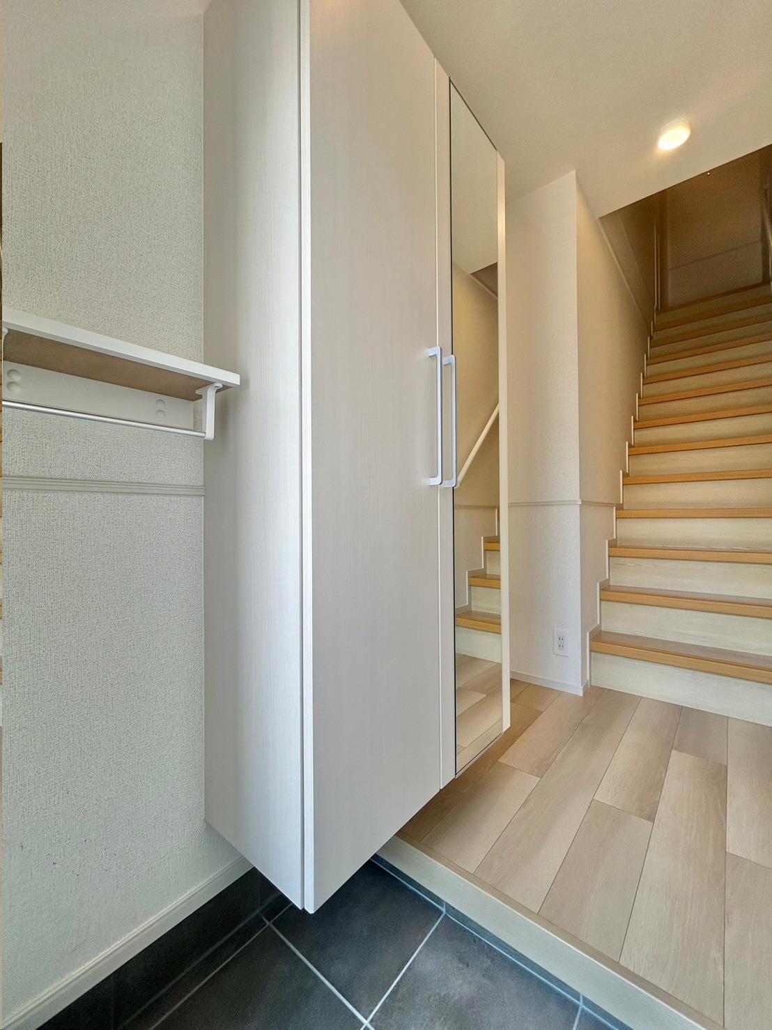 玄関　※反転間取り202号室の室内写真です。