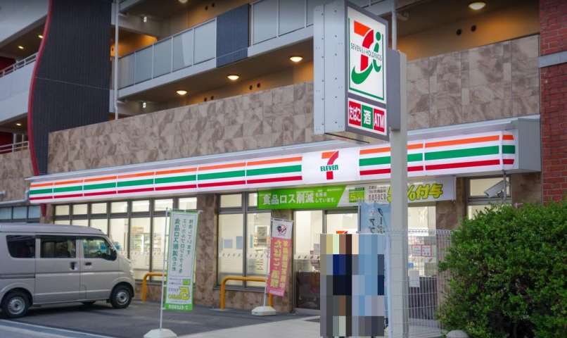 コンビニ　セブンイレブン（コンビニ）まで334m