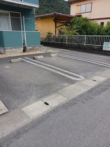 駐車場　駐車場があるので、車を買う予定の方も安心です