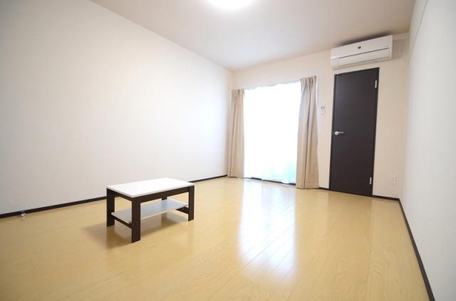居室・リビング　※同タイプ部屋の写真です。