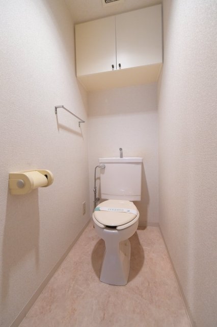 トイレ　落ち着いた色調のトイレです