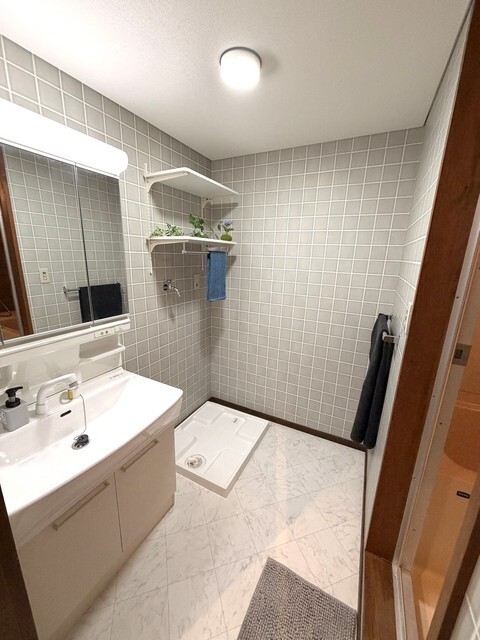 洗面設備　棚を新設♪洗髪可能な洗面台です☆彡