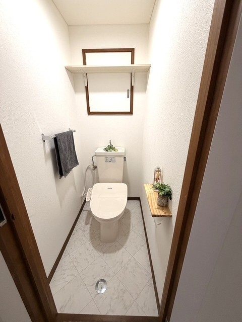 トイレ　棚を新設☆彡スマホが置けるペーパーホルダーになりました☆彡