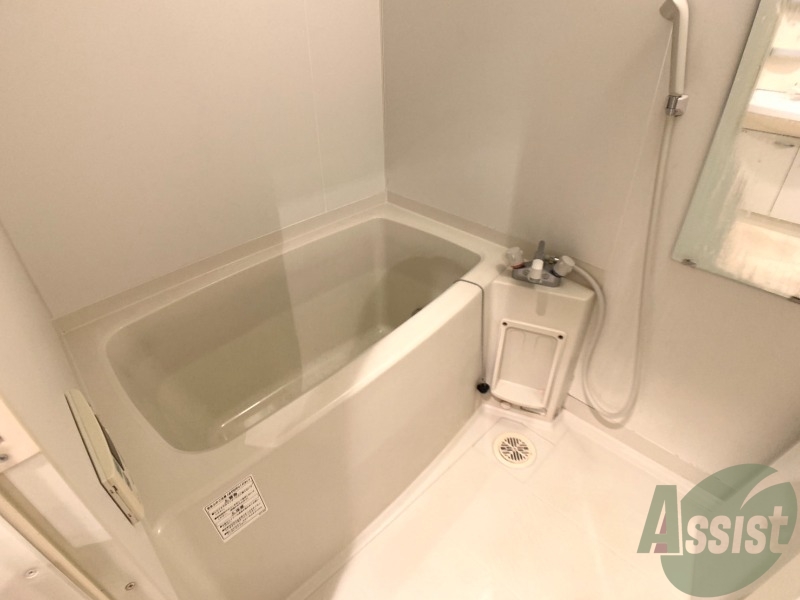 バス・シャワールーム　落ち着いたデザインの浴室。ゆったりできそうです。