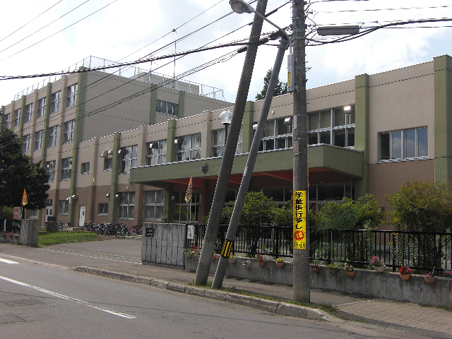 小学校　札幌市立日新小学校（小学校）まで674m