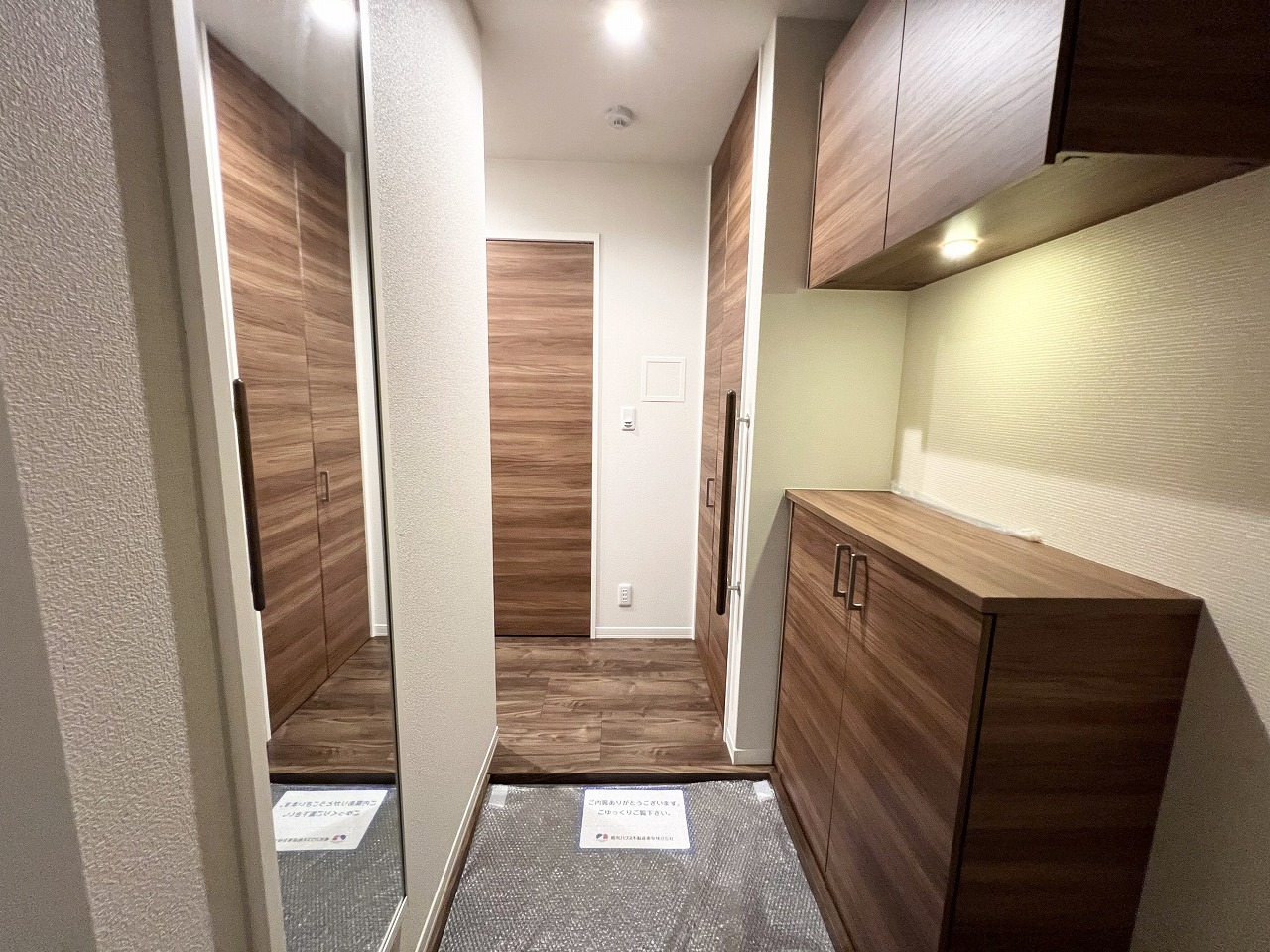 玄関　※反転タイプ2階の写真です