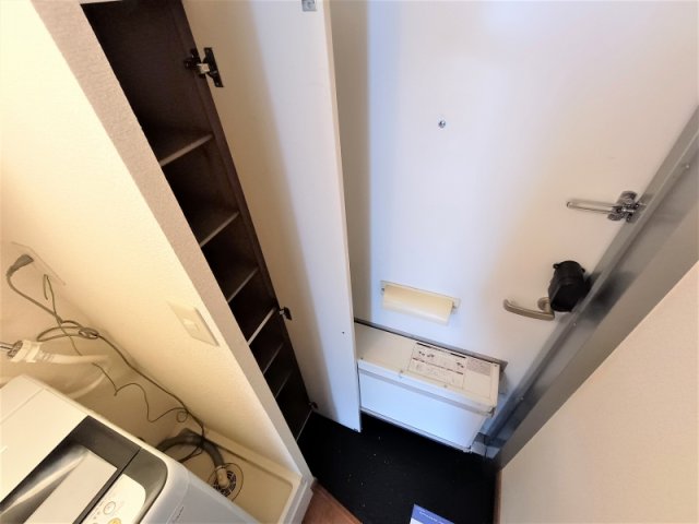 玄関　入り口には下駄箱スペースがあります。