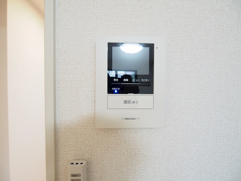 セキュリティ　来客者が確認できるモニター付きインターホンです。