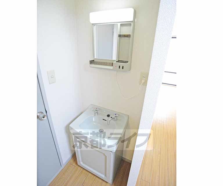 洗面設備　洗面台付いてます。