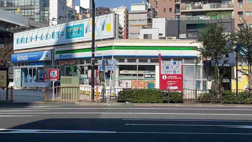コンビニ　ファミリーマート（コンビニ）まで1385m