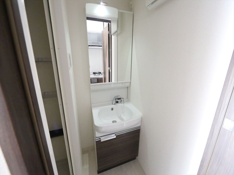 洗面設備　脱衣所　独立洗面台（シャンプードレッサー付）