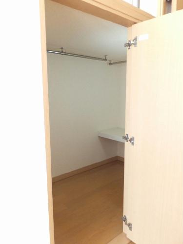 収納　ベット下ウォークインクローゼット