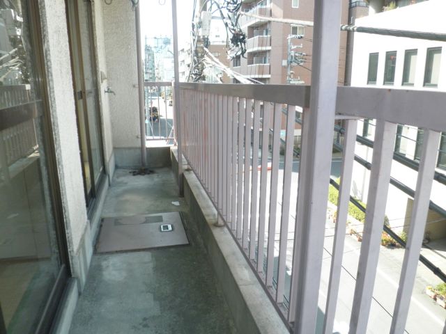 バルコニー　ベランダ兼洗濯機置き場