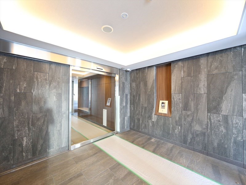 エントランス　エントランス　オートロック付　防犯カメラ有り