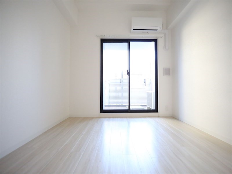 バルコニー　洋室6.7帖　エアコン完備　クローゼット付　バルコニー