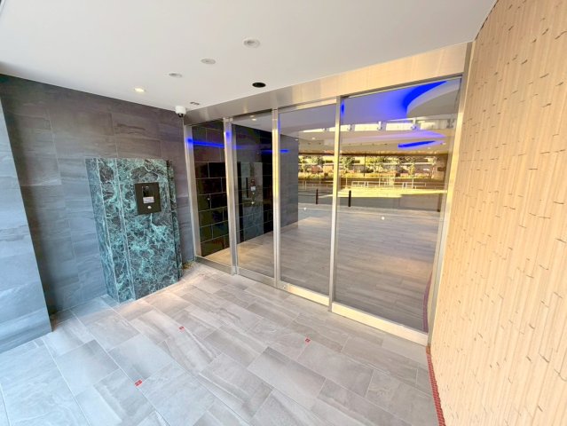 エントランス　オシャレなエントランスは安心のオートロック付きです。