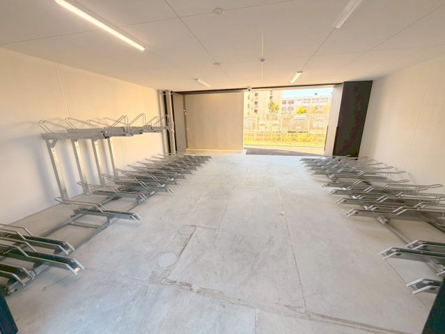 駐車場　敷地内にある駐輪場。雨の日にはうれしい屋根つきです。