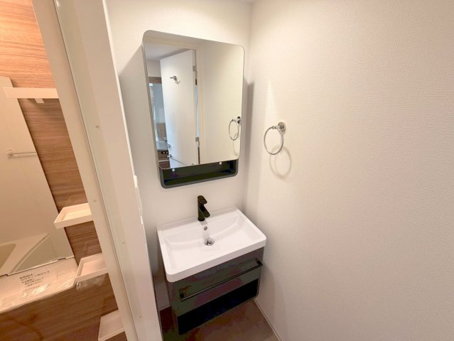 洗面設備　身支度が出来る独立洗面台です。