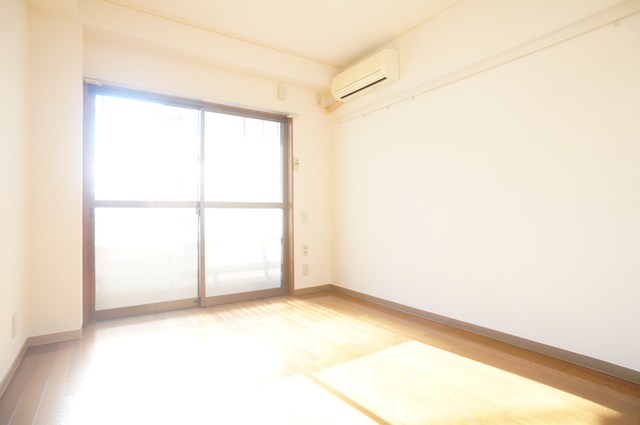 居室・リビング　南に面した洋室は採光・通風に優れた心地よい空間です！