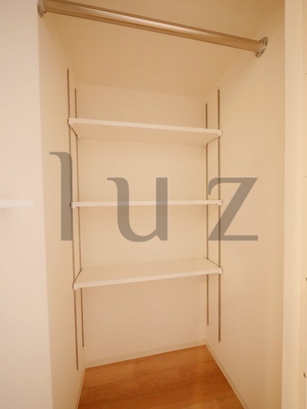 収納　パイプレール付きの収納完備！