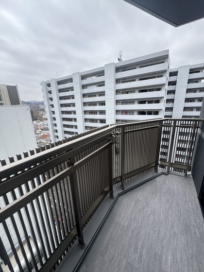 バルコニー　※掲載写真は同マンション別部屋参考写真となります。
