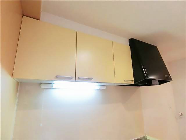 その他　キッチン上部にも収納がございます。