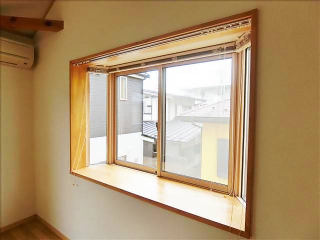 その他　洋室の窓は出窓になっています。