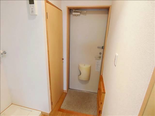 玄関　玄関横には靴を置くスペースがございます。