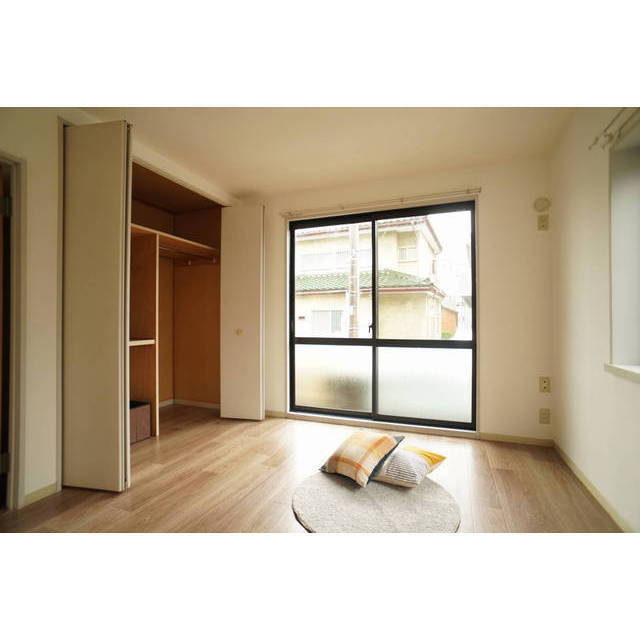 居室・リビング　採光面が多く日当たり良好♪