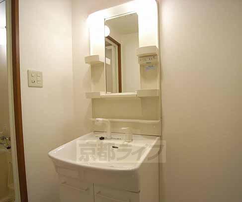 洗面設備　シャンドレ付き洗面台。