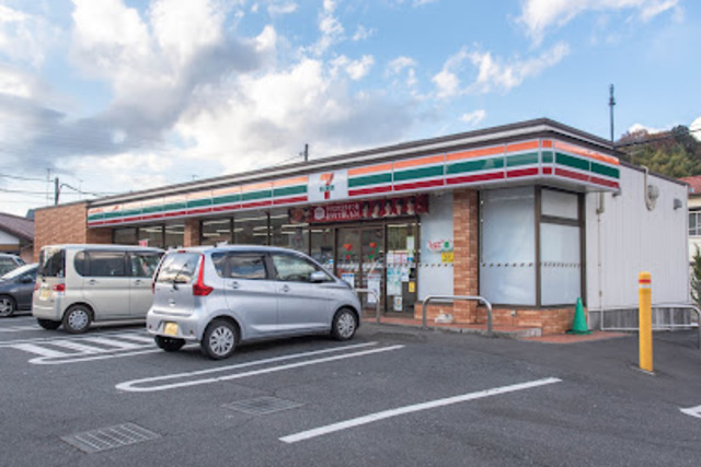 コンビニ　セブンイレブン八王子下柚木西店（コンビニ）まで366m