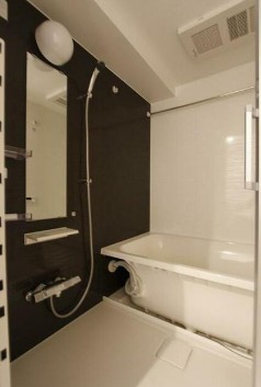 バス・シャワールーム　追い焚き機能、浴室乾燥機付きバス。