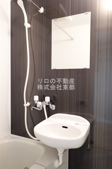 洗面設備　鏡付の洗面ボウルなので、洗顔するときに便利ですね☆